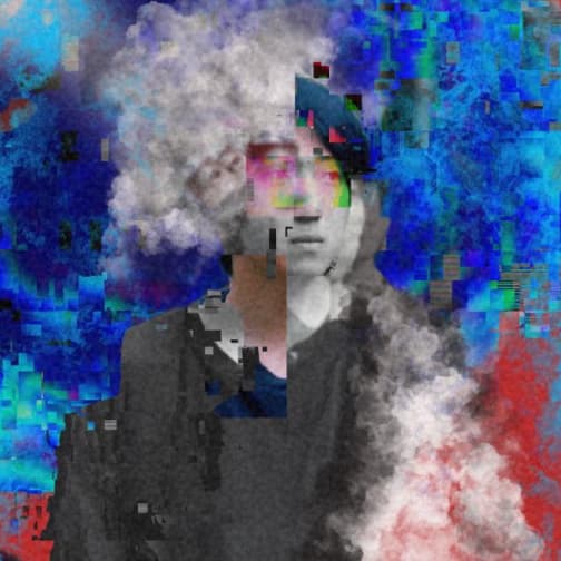 廣田純平のアートグラフィ。黒いパーカー姿で正面を向き、青、赤、灰色のスモークとデジタルグリッチが全体に重なっている。