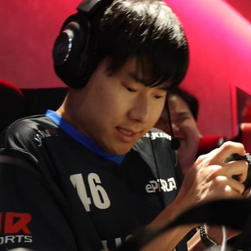 藤本昌宏のポートレート。ePARAのユニフォームとヘッドセットを身につけ、コントローラーを握ってプレーしている。